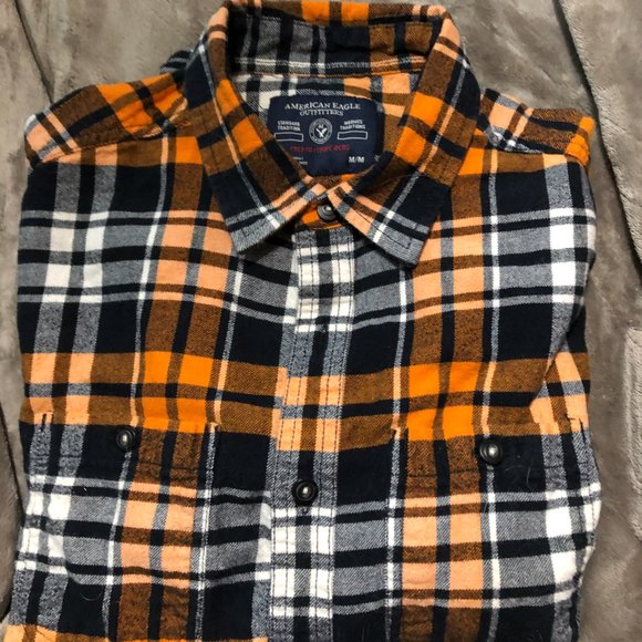 Size M button up plaid flannel shirt - Picture 2 of 7